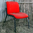 sedia rossa in campagna
